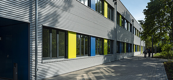 graues Gebaude mit farbigen Elementen